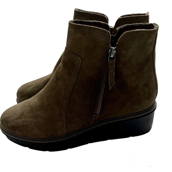 Women's Clarks, Airabell Zip Boot Green Khaki Suede Wedge Ankle Chelsea Size 9.5 - Picture 2 of 9